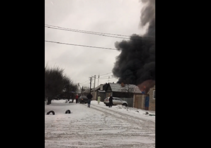 Четыре пожарных расчета боролись с огнем в Волгограде
