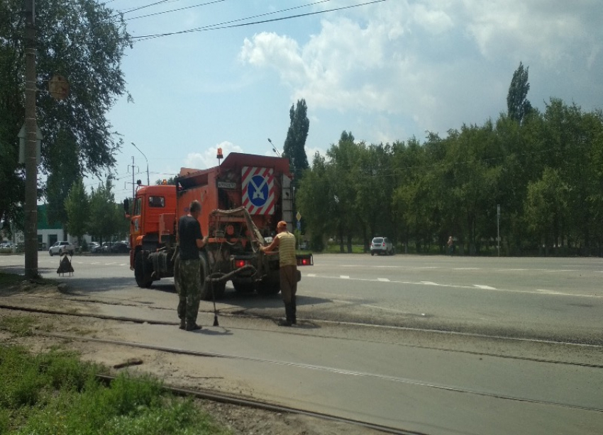 После публикации в «Блокнот Волгограда» на трамвайном переезде заделали яму