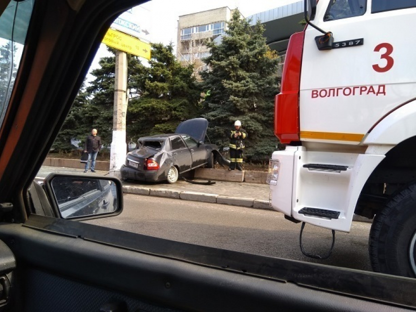 Лихач на «Приоре» улетел в забор на «Белом аисте» в Волгограде