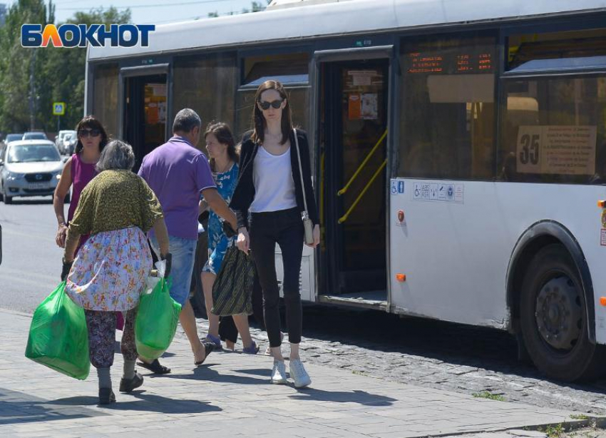Лихач на легковушке врезался в автобус №35 в Волгограде: пострадала пассажирка