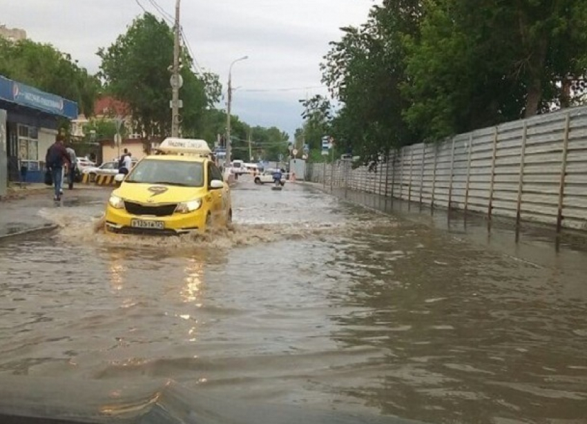 В Волгограде затопило улицу Балонина