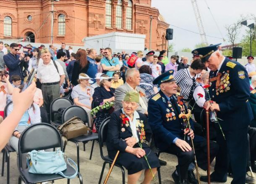 Ветераны ВОВ занимают места на трибунах парад Победы в Волгограде
