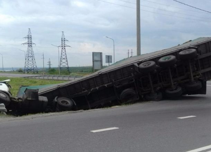 Под Волгоградом ушла в кювет фура с картошкой