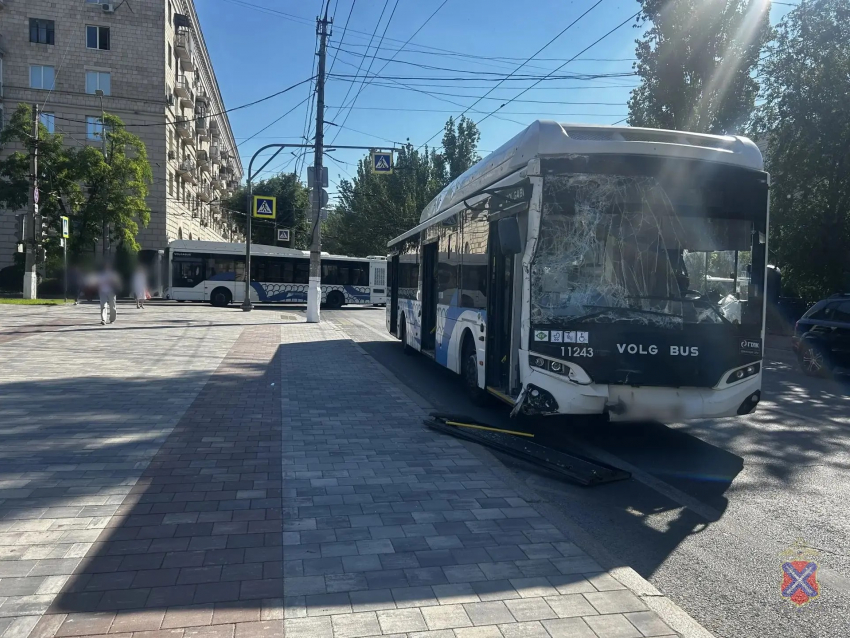 Автобус и троллейбус №9 не поделили дорогу в центре Волгограда — пострадали двое