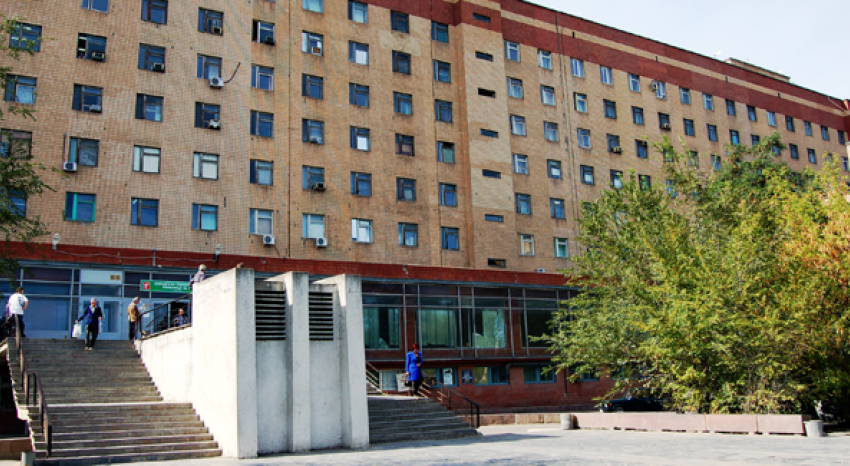 В Волгограде возле больничного комплекса внезапно скончалась женщина