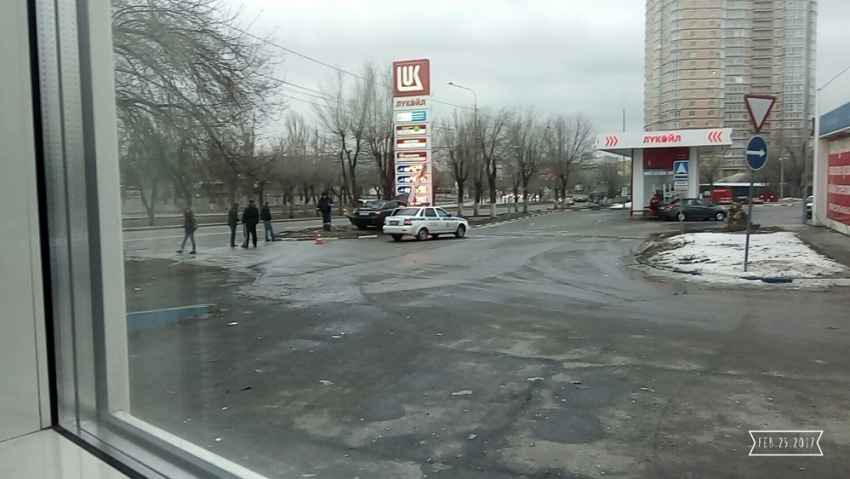 Такси врезалось в рекламный щит на заправке в Волгограде 