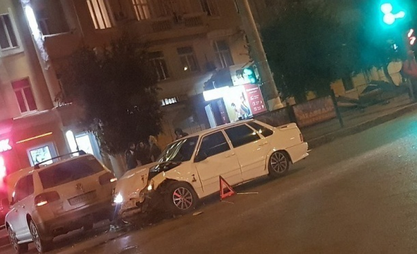 В Волгограде два водителя не разобрались, кому горит «красный»