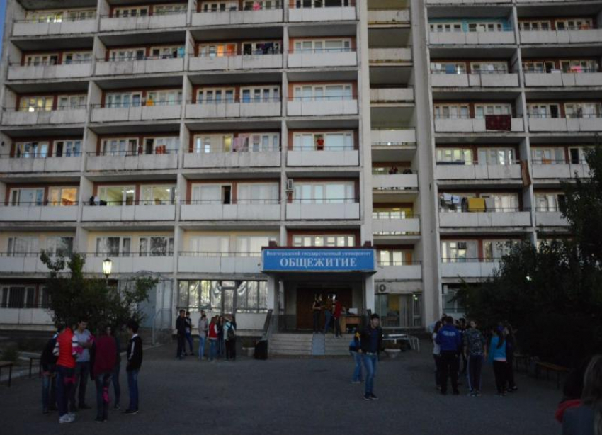Студент ночью выпал с балкона общежития в Волгограде