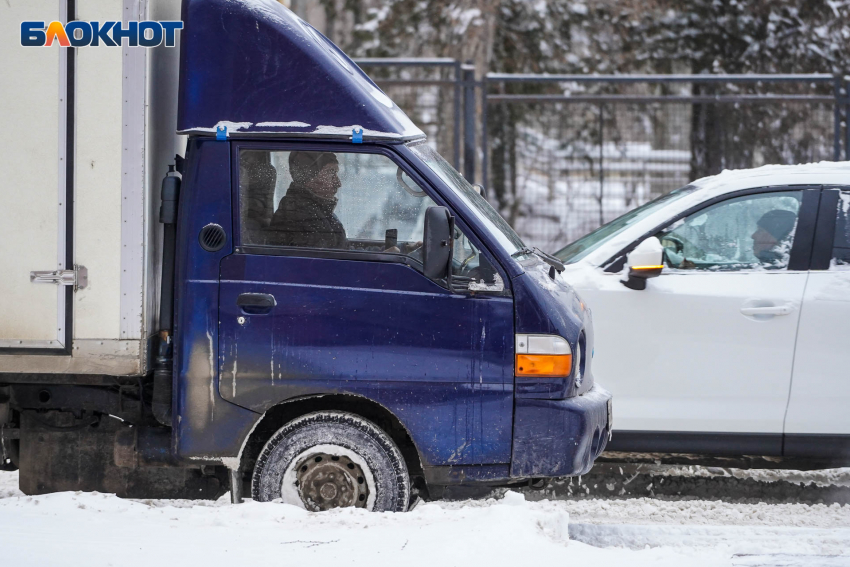 Под Волгоградом угонщик на школьном автобусе въехал в сугроб и уснул в чужой машине