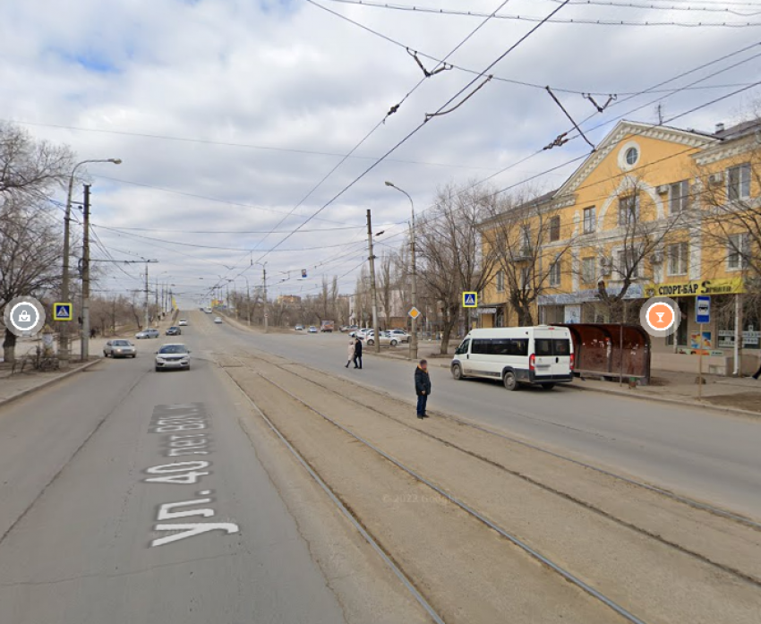 Выходящую из трамвая женщину снес 15-летний байкер в Волгограде
