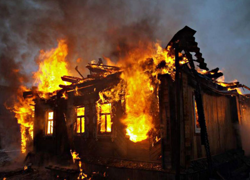 Мужчина заживо сгорел в своем доме в селе Липовка Волгоградской области