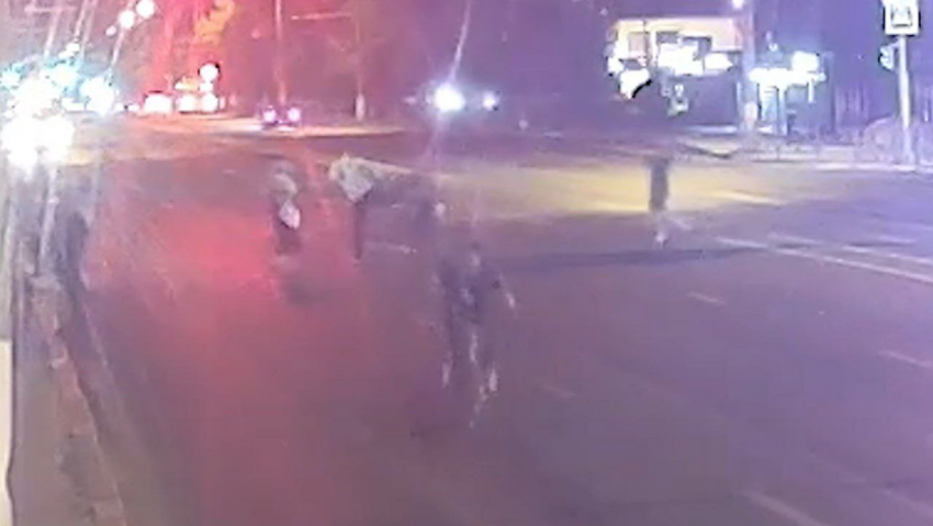 Драка на пешеходном переходе после пинка нарушителю попала на видео в Волгограде