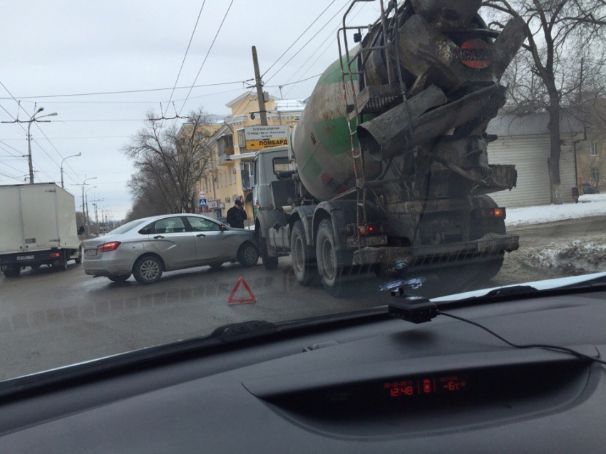 LADA Vesta протаранила бетономешалку на севере Волгограда