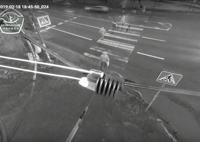 На видео попал 11-летний школьник, сбитый Volvo в Краснооктябрьском районе Волгограда