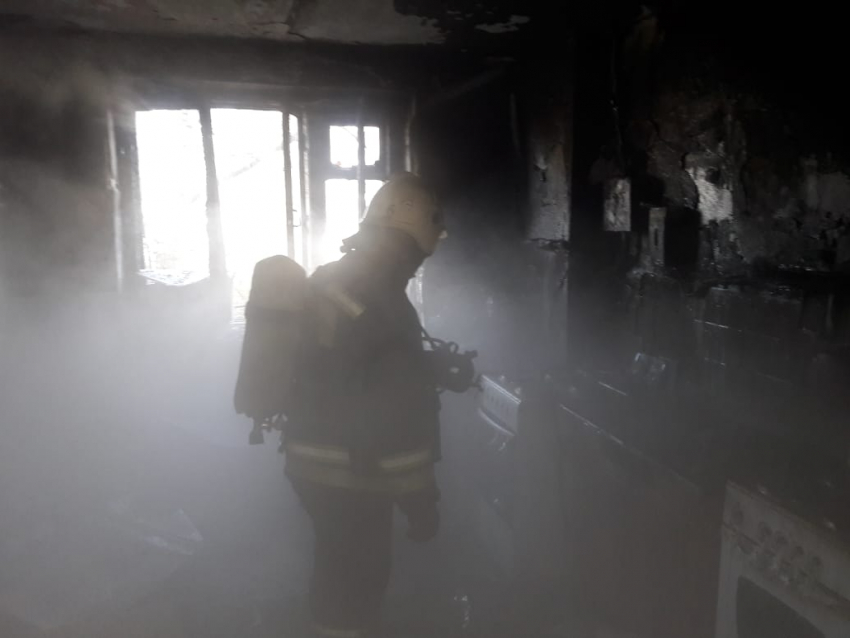 В ночном пожаре в Волгоградской области пострадала женщина