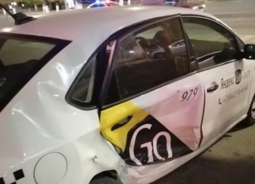 Тройное ДТП устроил водитель «Яндекс. Такси» в Волгограде: пострадали двое