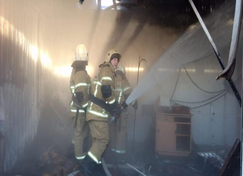 Пожар на рынке «Олимпия» в Волгограде ликвидирован