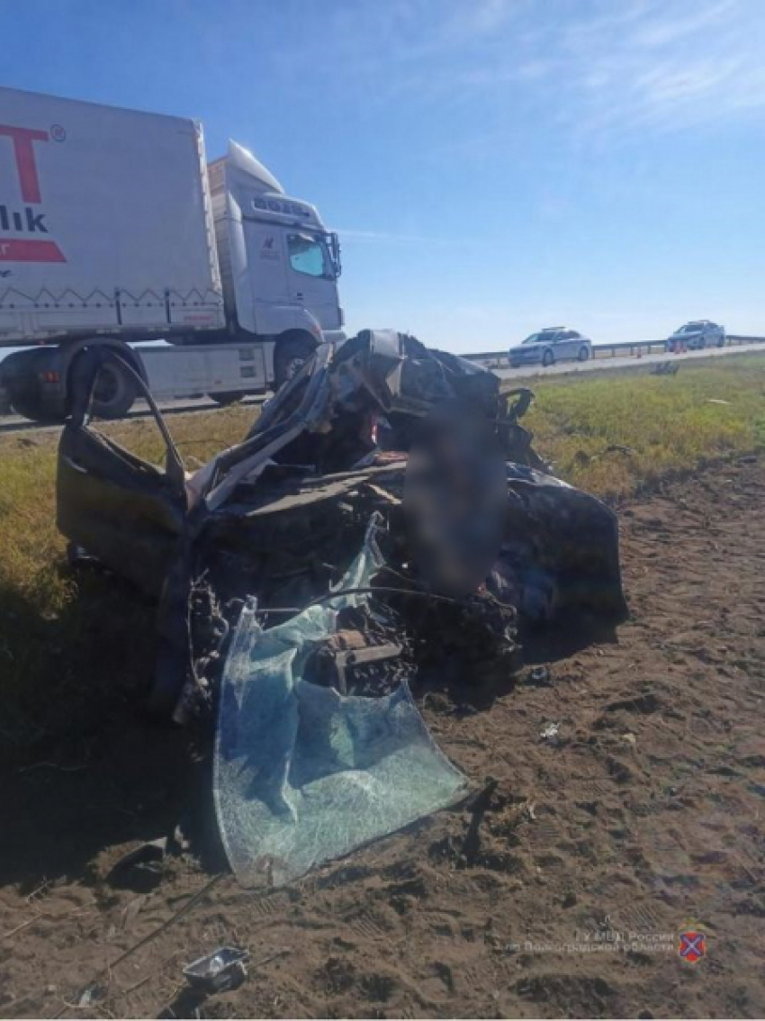 Водитель Ford разбился в ДТП с фурой в Волгоградской области