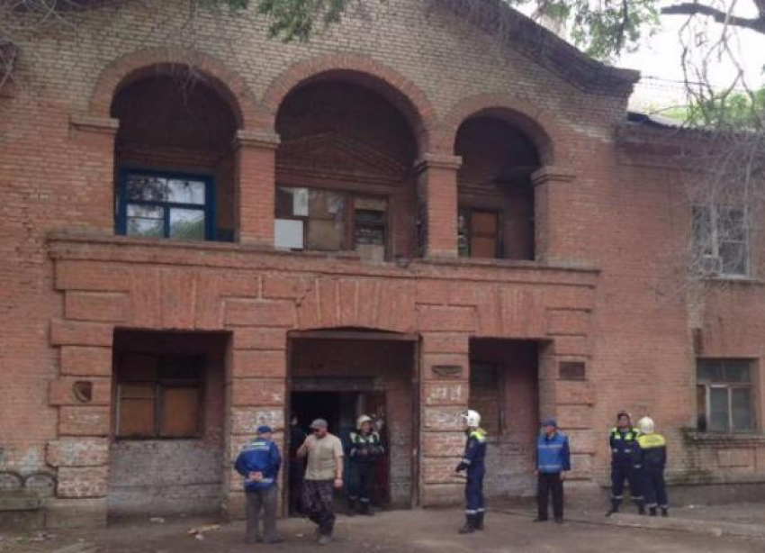 Дом с обрушившимся чердаком на юге Волгограда взяли под круглосуточную охрану