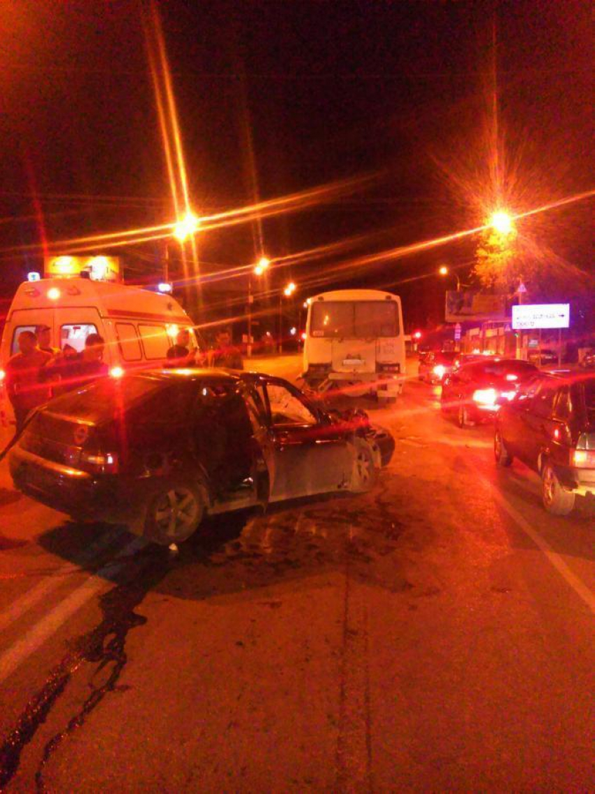 Волгоградец на ВАЗ протаранил пассажирский автобус: двое пострадали