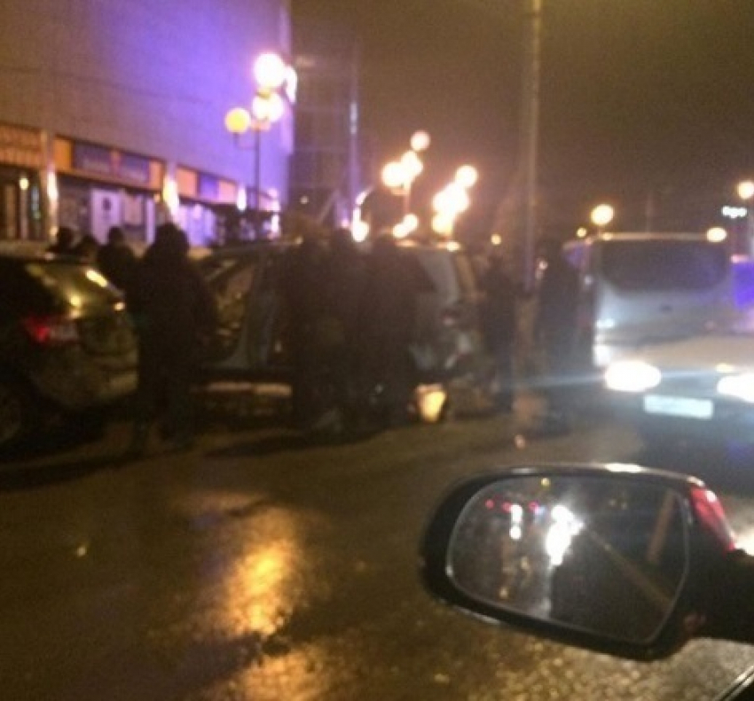 У клуба «Серебро» в Волгограде бойцы спецподразделения провели задержание