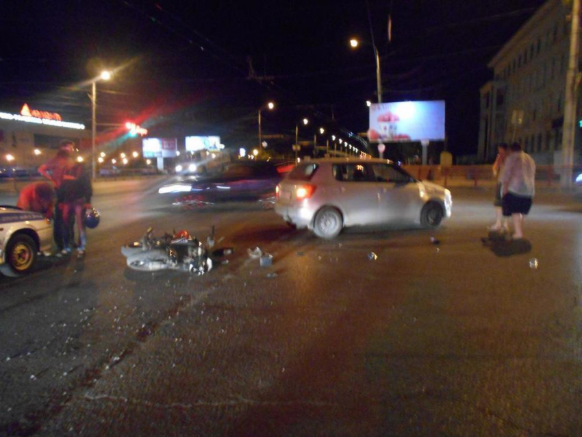 В Волгограде мотоциклист врезался в «Шкоду": 17-летняя девушка в больнице