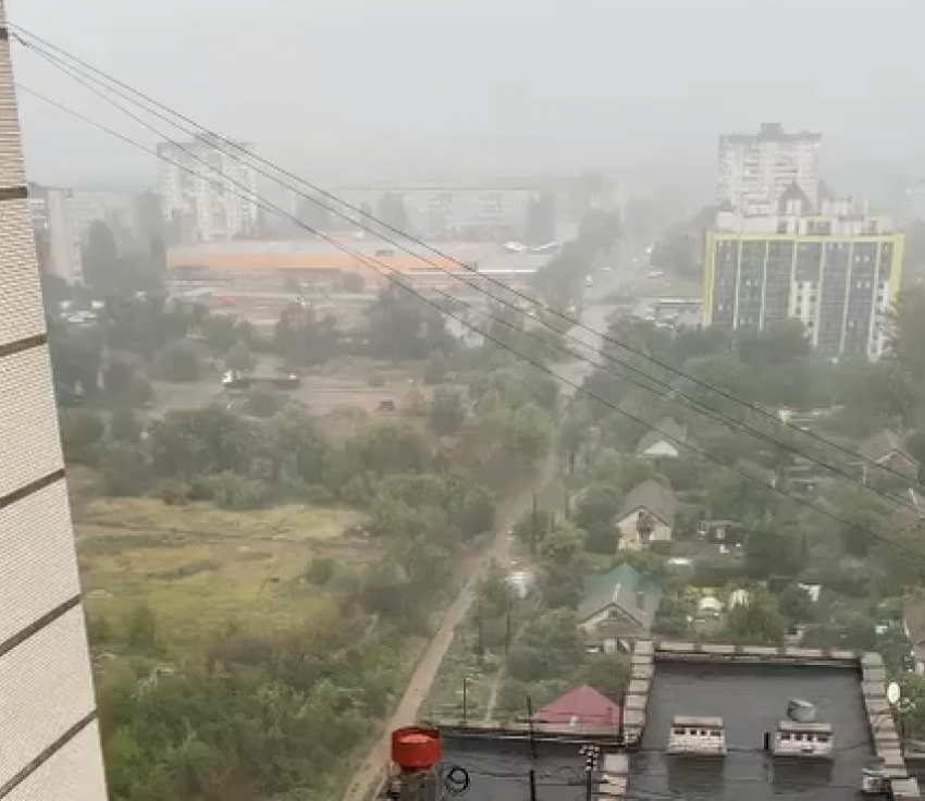 Июльский снегопад сняли на видео в Волгограде