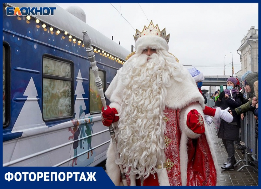Сотни волгоградцев под ледяным дождём устроили давку у поезда Деда Мороза