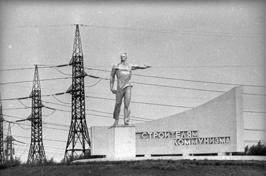 По частям привозили из Москвы: как появился памятник гидростроителям у Волжской ГЭС