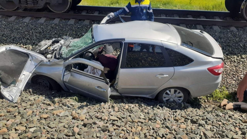 В Волгоградской области товарняк смял авто: на месте погибла пассажирка 