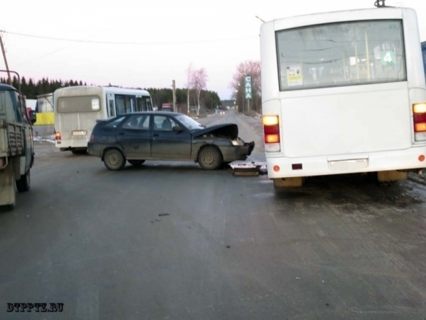 Пассажирка автобуса пострадала при столкновении с «Ладой» в Волжском 