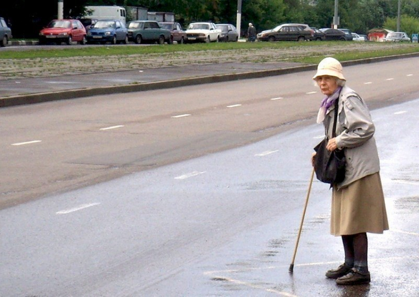  На юге Волгограда 79-летняя пенсионерка попала в ДТП во дворе собственного дома