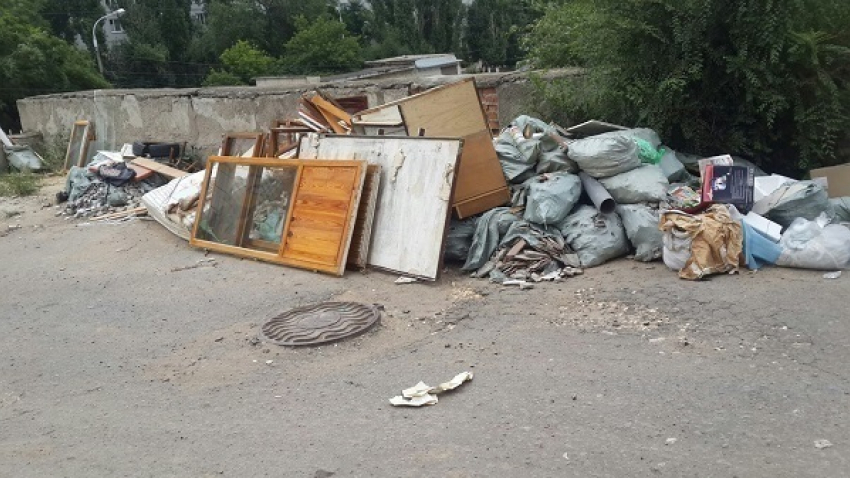 В Волгограде районная администрация отказалась комментировать склад мусора на улице Череповецкой