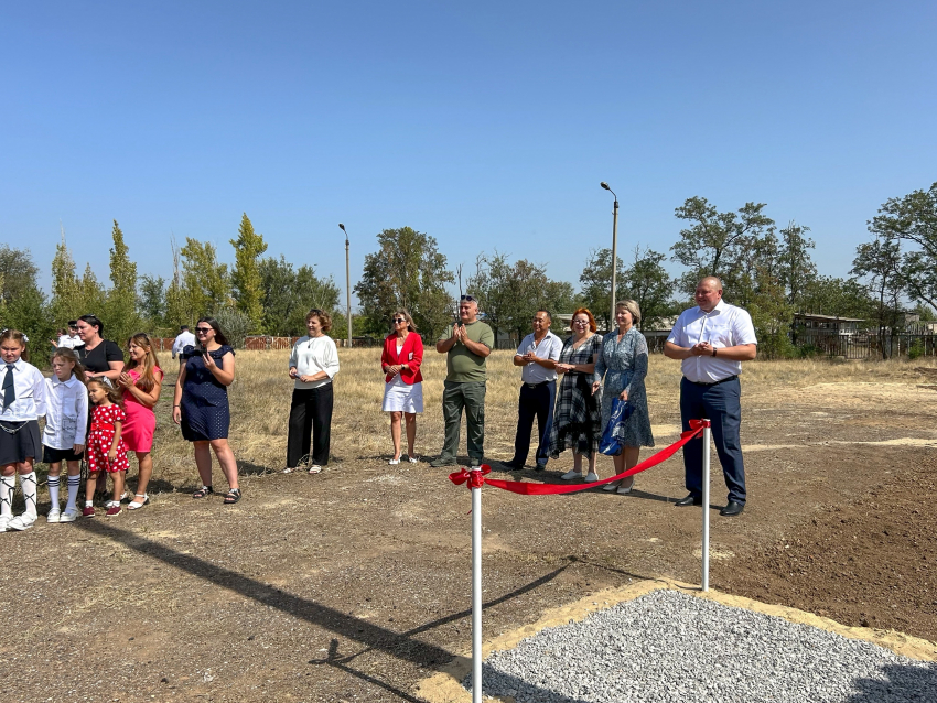 Пиар на детской площадке с позорным обрубком дороги устроили волгоградские депутаты и чиновники
