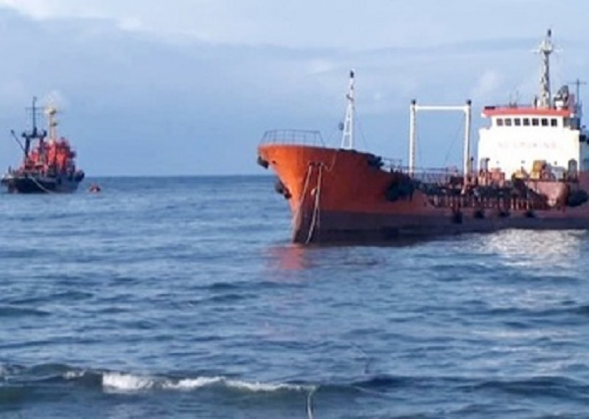 Капитан танкера с помощником перекачали 20 тонн нефти в Волгограде