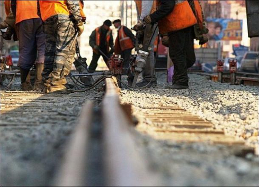 На севере Волгограда на три дня закроют дорогу через железнодорожный переезд