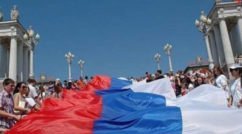 День России в Волгограде: флешмоб, запуск воздушных шаров и 80-метровый флаг