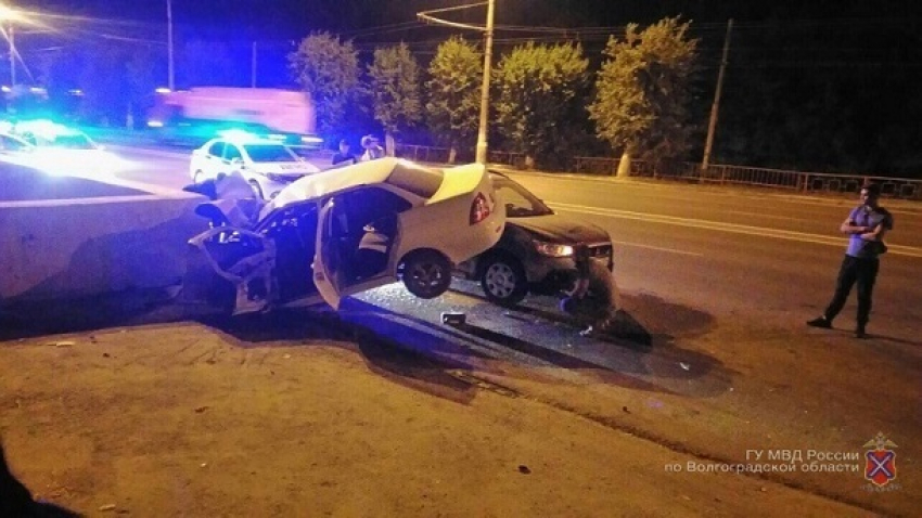 27-летний водитель Lada Priora протаранил подземный переход: пострадали трое волгоградцев