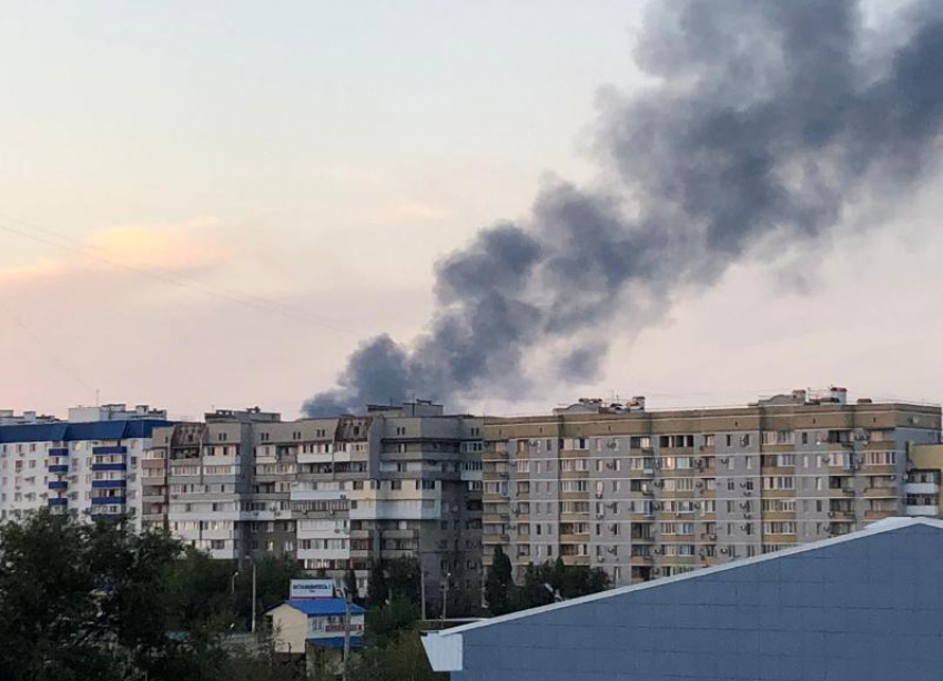 Очевидцев напугал огромный столб дыма в Волжском