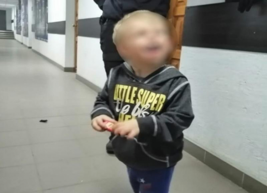 Нашли маму 3-летнего мальчика, которая оставила его на улице с незнакомкой и пропала в Волгограде