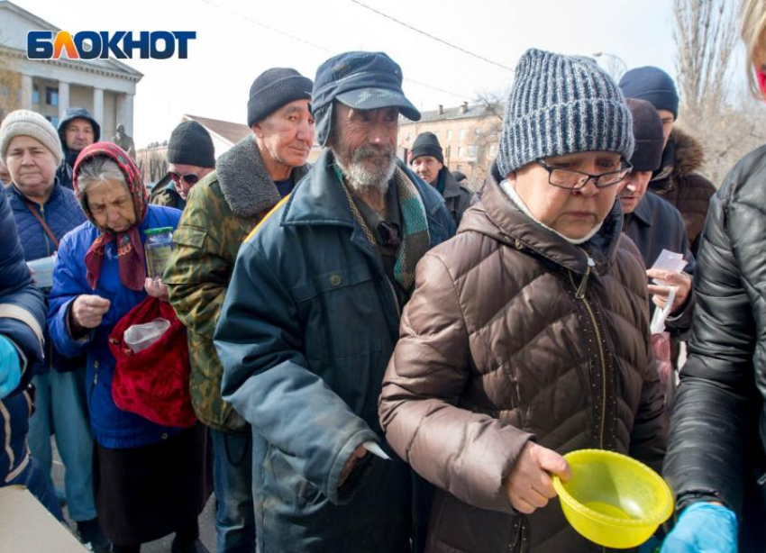 Сотни обездоленных кормят и одевают каждую субботу у ДК алюминиевого завода в Волгограде