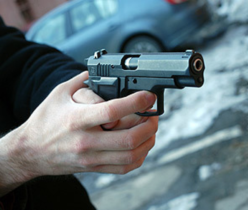 В Волжском 27-летний мужчина расстрелял автомобиль 