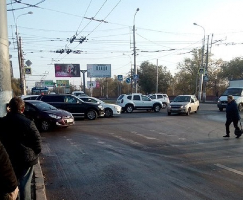 ДТП на проспекте Ленина парализовало движение общественного транспорта в Волгограде