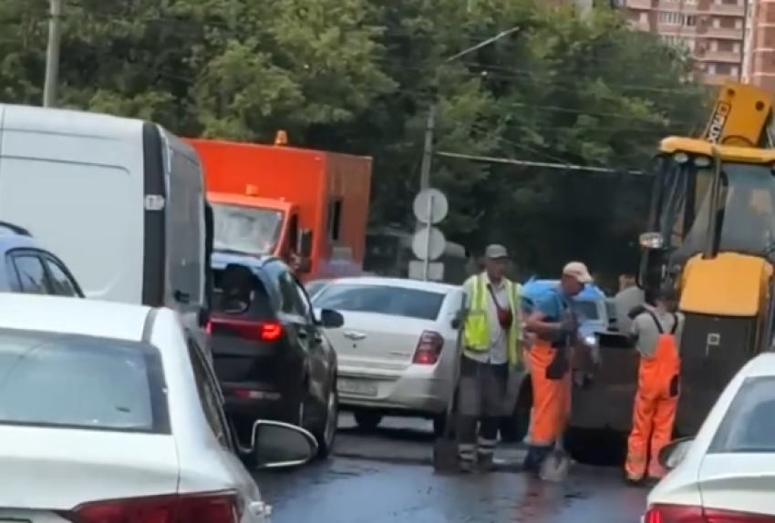Самый дождливый день июля не прервал ремонт асфальта в Волгограде: видео 