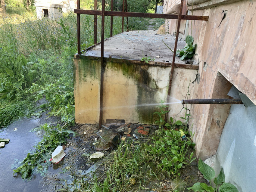 Текущая труба от старого общежития не дает покоя жителям новостройки в Волгограде