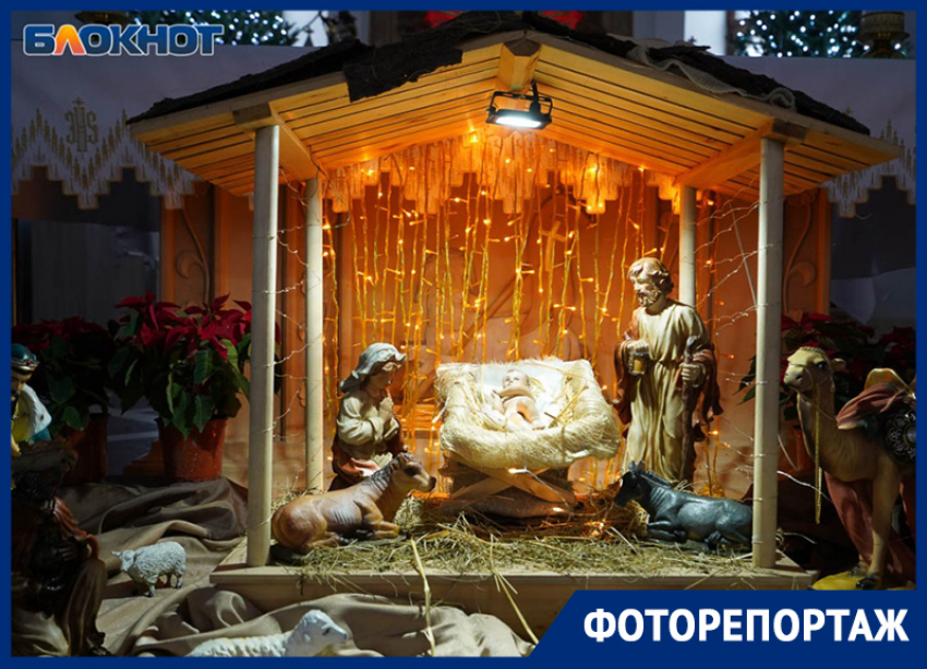 В Волгограде в католическое Рождество начался снегопад: фоторепортаж последней субботы 2021 года