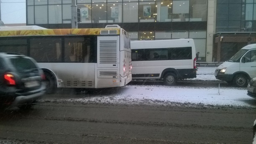ДТП с новым автобусом в центре Волгограда собирает пробку