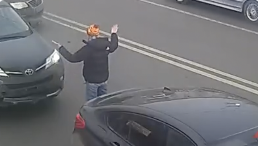Реакции девушки из BMW — бесценна: мемное ДТП в центре Волгограда попало на видео 