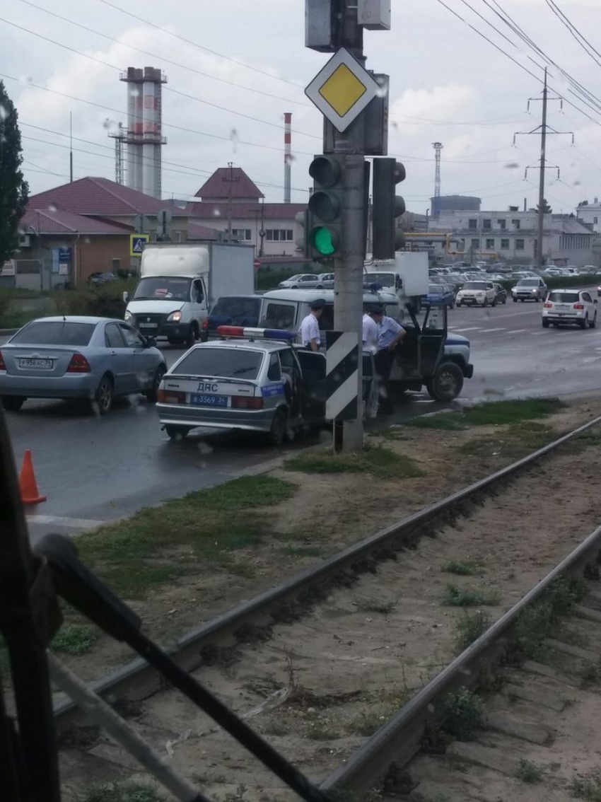 В Волгограде Audi протаранил автомобиль ППС