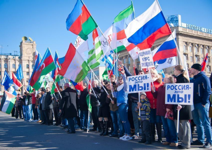 День народного единства в Волгограде начался с минуты молчания в память о разбившемся в Египте самолете